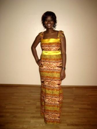 Frau im afrikanischen Abendkleid